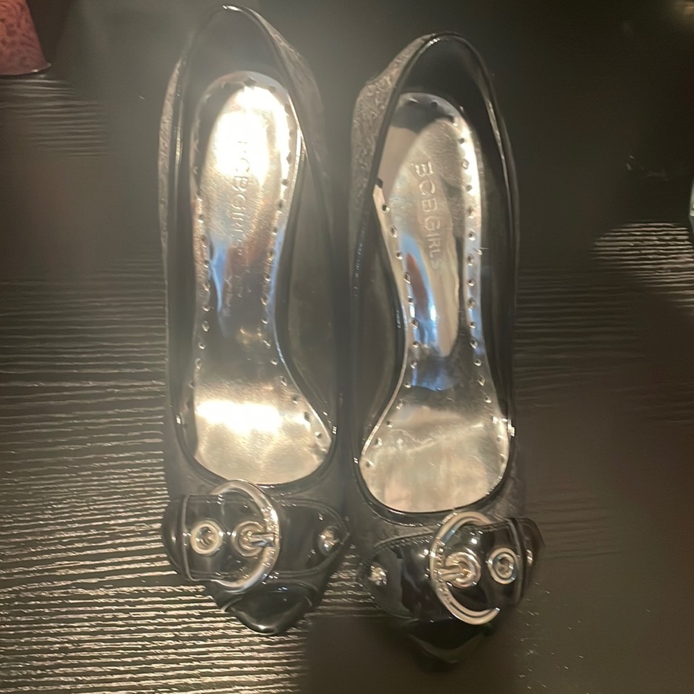 BCBG 8.5 buckle heels